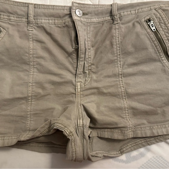 American eagle outfitters low rise olive green khaki shorts - Picture 2 of 3